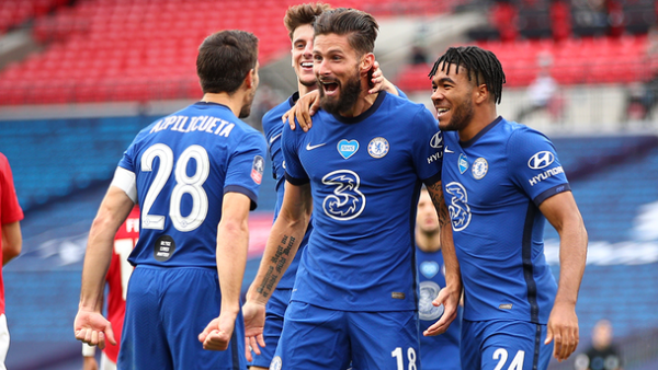 لاعبو تشيلسي يحتفلون بهدف جيرو (وسط)