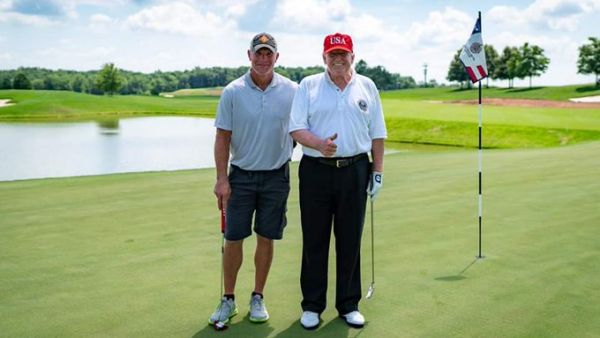 President went golfing with a former NFL star (Twitter)