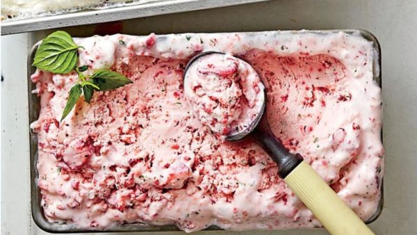 آيس كريم الفراولة والريحان 