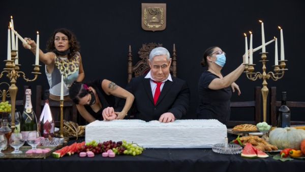 Israeli artist Itay Zalait takes aim at Netanyahu with life-size statue (Twitter)