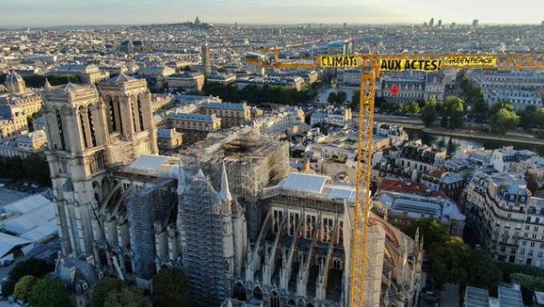 Greenpeace hangs climate banner from crane by Notre Dame (Twitter)