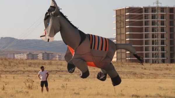 Zahit Mungan, the 28-year-old kitemaker (Twitter)