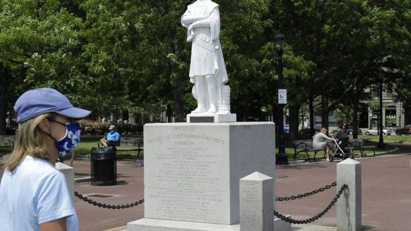 تحطيم تمثال للمستكشف كريستوفر كولومبوس