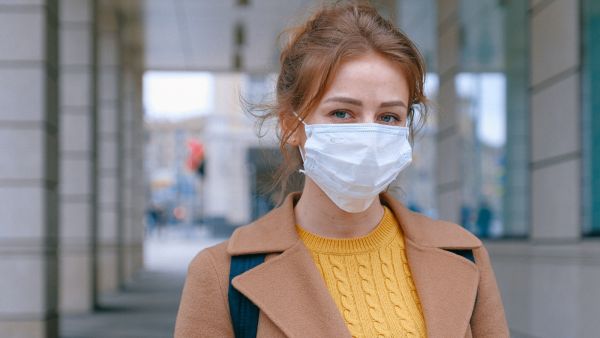 طبيب البوابة: نصائح هامة لتجنب البثور الناجمة عن ارتداء الكمامات