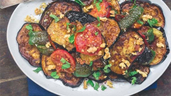 شرائح الباذنجان المقلي مع النعناع والطماطم 