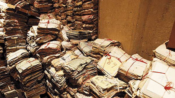 فرنسا قامت، سنة 2006 بسن قانون يقضي بإدراج الأرشيف "كجزء من الأملاك العمومية"