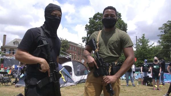 مسلحان من جماعة "حياة السود مهمة"