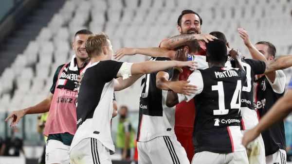 لاعبو يوفنتوس يحتفلون بالفوز