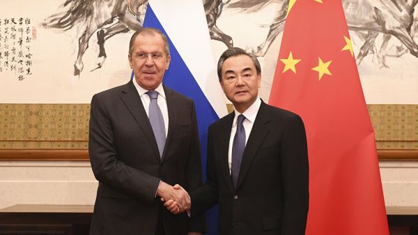وزير الخارجية الصيني وانغ يي ونظيره الروسي سيرغي لافروف