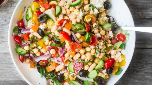 سلطة الفول الأبيض مع الخضار المفرومة والأعشاب الطازجة