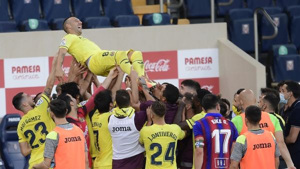 35-year-old midfielder to play at Qatar club under management of his former Spain international teammate Xavi (Photo: AFP)