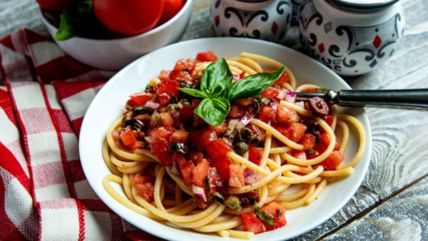 سباغيتي صيفية بصلصة الطماطم 