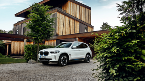سيارة BMW iX3 الأولى على الإطلاق