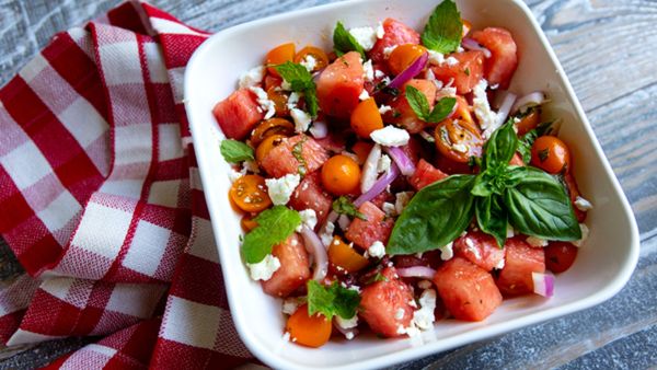 سلطة الطماطم والبطيخ المنعشة