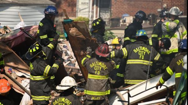 وأظهرت صور بثتها قنوات تلفزيونية قطاعا من صف من المنازل وقد سوي بالأرض وتناثر الحطام حوله.