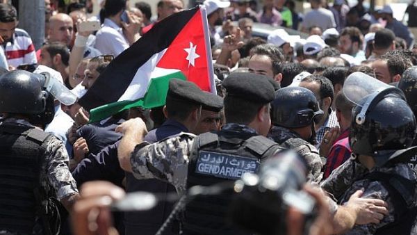 Jordanian teachers clash with security forces during a protest in the capital Amman on September 5, 2019. (Khalil MAZRAAWI / AFP)
