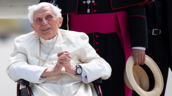 This file photo taken on June 22, 2020 shows former pope Benedict XVI posing for a picture at the airport in Munich, southern Germany, after visiting his brother and before his departure. Former pope Benedict XVI became seriously ill himself after visiting his sick brother in Germany in June and is "extremely frail", according to a report in the Monday, August 3, 2020 edition of the German Passauer Neue Presse newspaper. Sven Hoppe / POOL / AFP