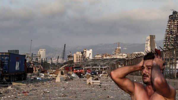 A man reacts at the scene of an explosion at the port in Lebanon's capital Beirut on August 4, 2020 (IBRAHIM AMRO / AFP)