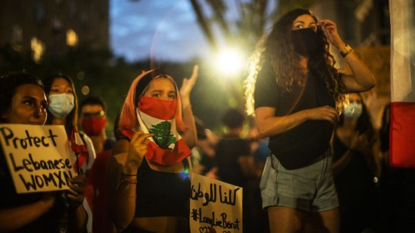 Protesters rally in front of the Lebanese consulate on August 6, 2020, in New York. Shock has turned to anger in a traumatised nation where at least 149 people died and more than 5,000 were injured in Tuesday's colossal explosion of a huge pile of ammonium nitrate that had languished for years in a port warehouse.  Eduardo Munoz Alvarez / AFP