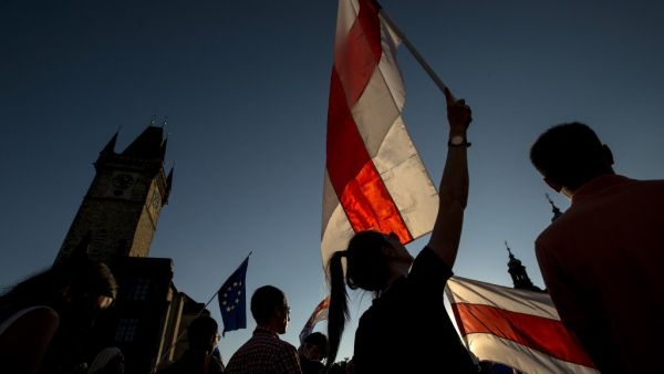 People holding Belarussian flags take part in a demostration in support of protests against the results of the Belarusian presidential election, on August 16, 2020 in Prague, Czech Republic. Michal Cizek / AFP