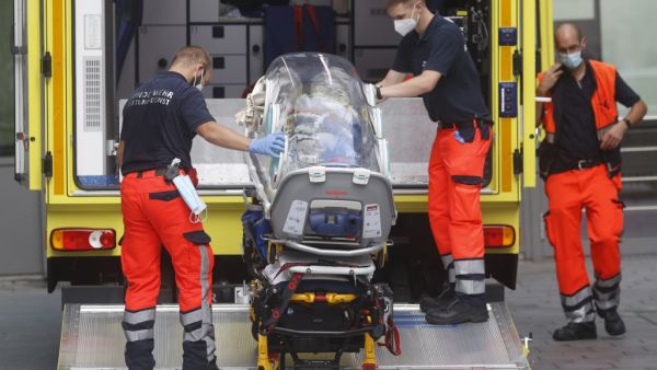 German army emergency personnel load into their ambulance the stretcher that was used to transport Russian opposition figure Alexei Navalny on August 22, 2020 at Berlin's Charite hospital, where Navalny will be treated after his medical evacuation to Germany following a suspected poisoning. Odd ANDERSEN / AFP