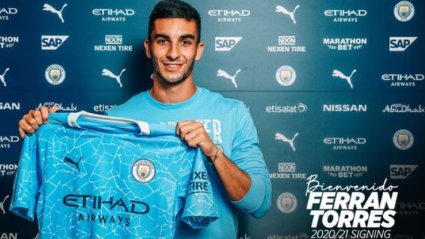 توريس يرفع قميص فريقه الجديد