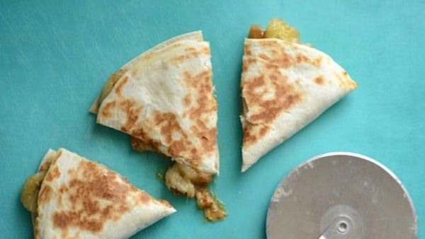 كاساديا الموز بالكراميل وزبدة الفول السوداني