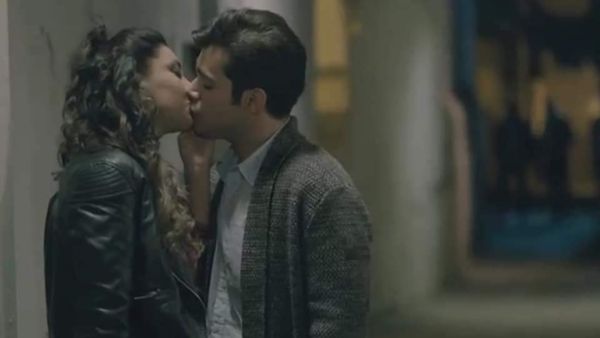 Bombshell Kissing Scene in Syrian Series 'Chicago Street' Shocks Viewers (Video)