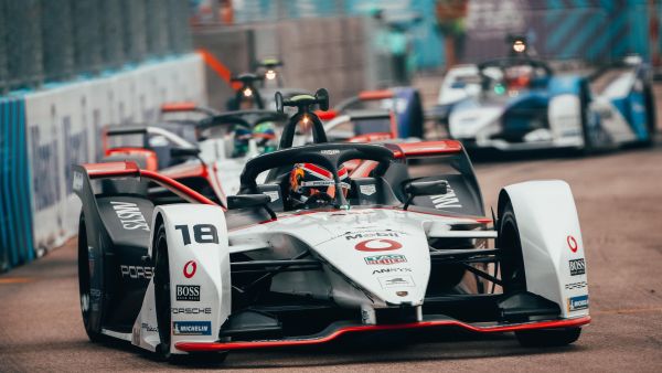 فريق بورشه يثبت جدارته في موسمه الأول من سباقات السيارات الكهربائية بالكامل ويظهر إمكاناته الواعدة كواحد من أفضل الفرق الجديدة