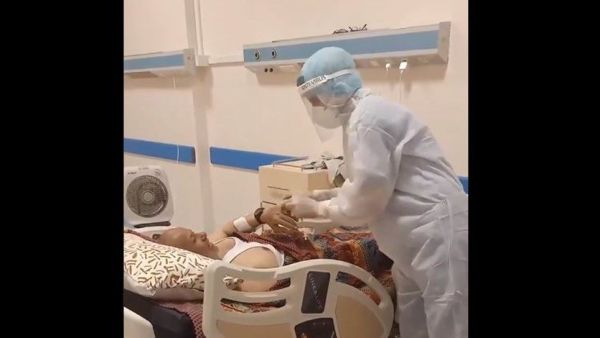 طبيب يغني لمريض "كورونا" يجتاح مواقع التواصل