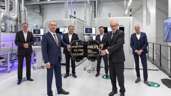 خلال الحدث قوة الابتكار في ولاية بافاريا السفلى: إنتاج مكونات ذات جودة عالية لسيارات BMW iNEXT في مصنع لاندسهوت