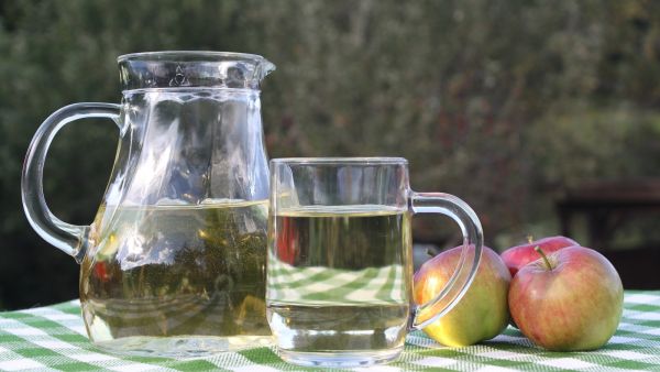 الطريقة الصحيحة لشرب خل التفاح و 5 فوائد لتناوله قبل النوم