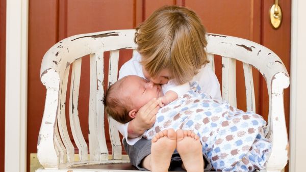 ما المدة الزمنية التي يجب أن تنتظرها لإنجاب طفل ثان؟