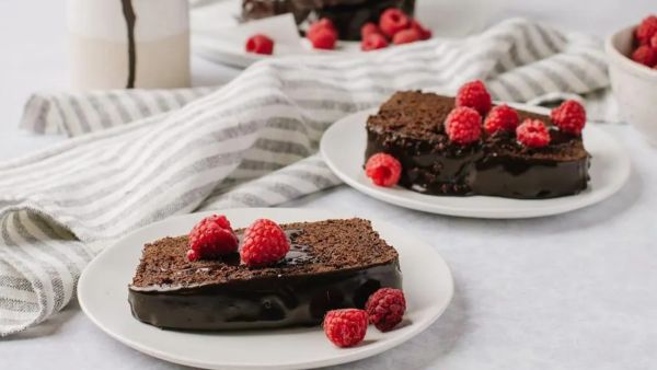 كعكة الشوكولاتة الداكنة بالزبادي