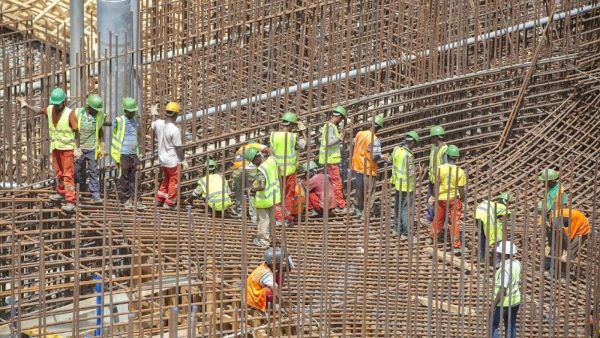 Ethiopian workers on scaffolding during construction of Grand Renaissance Dam near Sudanese-Ethiopian border (AFP/file photo)