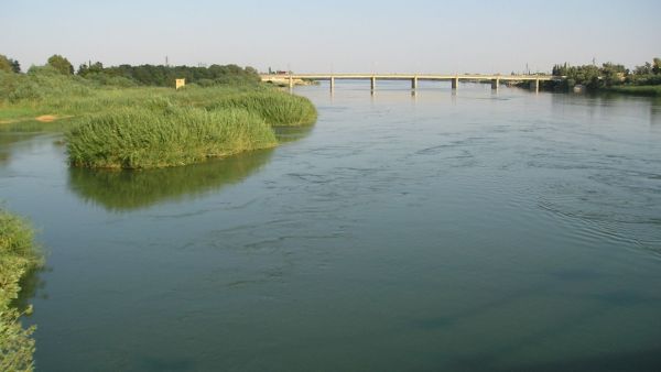 نهر الفرات يعبر دير الزور