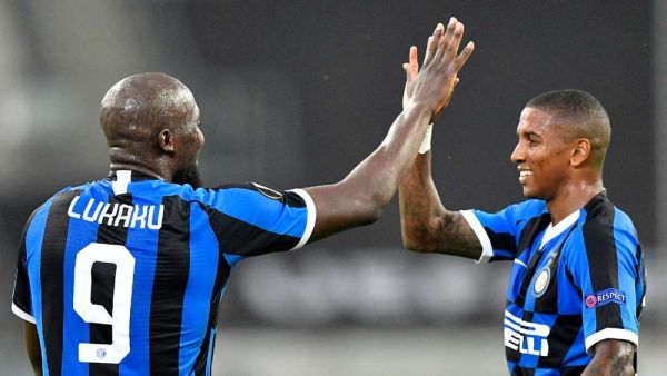 لوكاكو (يسار) يحتفل بهدفه مع زميله آشلي يانغ