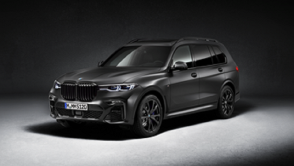 ساهمت التفاصيل المنسقة بدقة للتصميم والمزايا الخارجية والداخلية التي يتمتع بها طراز نسخة BMW X7 في جعلها تحفة مميزة للاقتناء. حضور لافت، وشخصية فريدة: طراز BMW X7 Dark Shadow