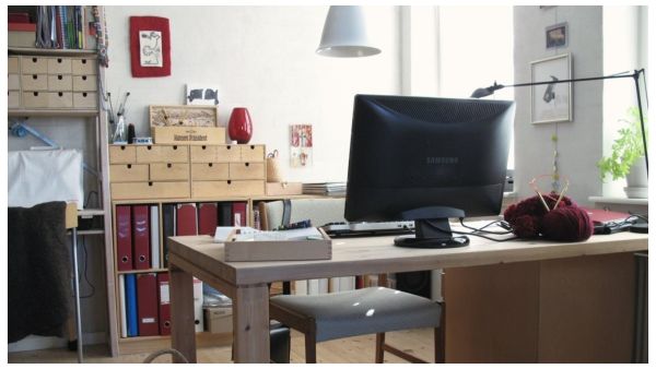 توافر لمبات ذات شدة إضاءة مرتفعة في غرفة المكتب بالمنزل توافر لمبات ذات شدة إضاءة مرتفعة في غرفة المكتب بالمنزل