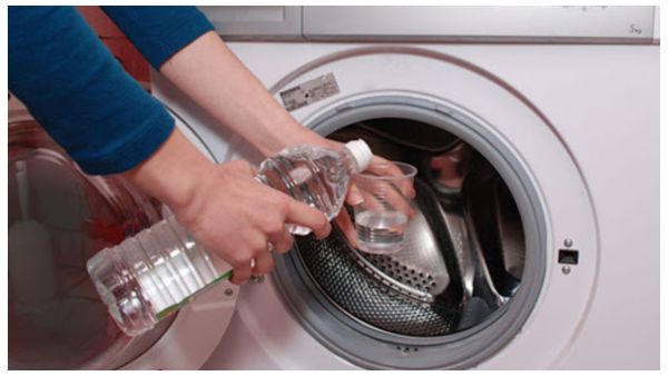 تنظّف آثار البقع والمنظفات ومحاليل التبييض، باستخدام فرشاة أسنان أو اسفنجة تنظّف آثار البقع والمنظفات ومحاليل التبييض، باستخدام فرشاة أسنان أو اسفنجة