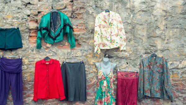 إفركي بقايا مزيل العرق في الملابس بشريط الرغوة الموجود على بعض علاقات المنظفات الجافة إفركي بقايا مزيل العرق في الملابس بشريط الرغوة الموجود على بعض علاقات المنظفات الجافة