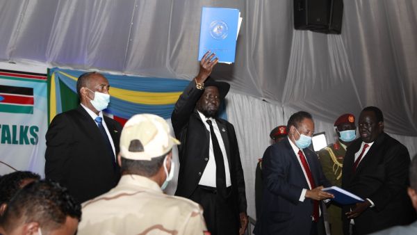 South Sudan President Salva Kiir (C) holds up the document of the signing between the rebel groups and the government during the singing of the Sudan peace deal with the rebel groups in Juba, South Sudan, on August 31, 2020. Sudanese leaders and rebel commanders agreed on August 31, 2020, on a "historic" peace deal, a crucial step towards ending 17 years of conflict in which hundreds of thousands of people were killed. Akuot Chol / AFP