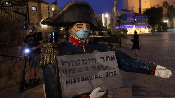 A face mask is painted on a statue of French emperor Napoleon Bonaparte in the Israeli coastal city of Jaffa, south of Tel Aviv, on September 2, 2020, during the novel coronavirus crisis. Emmanuel DUNAND / AFP