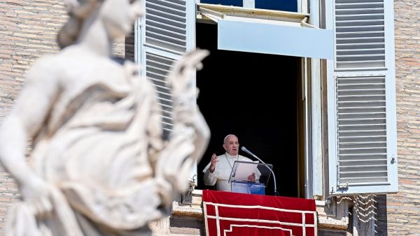 Pope Francis addresses worshipers from the window of the apostolic palace overlooking St. Peter's Square on September 6, 2020 in The Vatican, during the weekly Angelus prayer within the COVID-19 infection, caused by the novel coronavirus. Vincenzo PINTO / AFP