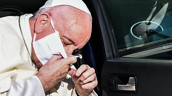 Pope Francis takes off his face mask as he arrives by car to hold a limited public audience at the San Damaso courtyard in The Vatican on September 9, 2020 during the COVID-19 infection, caused by the novel coronavirus. Vincenzo PINTO / AFP