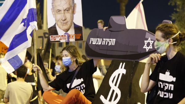 Israeli protesters take part in an anti-government demonstration outside the Ben Gurion Airport near Tel Aviv on September 13, 2020, demanding the resignation of Prime Minister Benjamin Netanyahu. JACK GUEZ / AFP