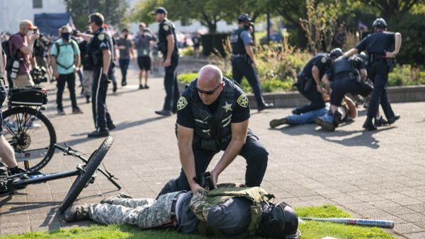 Police arrest a far-right protester after a clash with counter protesters during a rally on September 7, 2020 in Salem, Oregon. Nathan Howard / GETTY IMAGES NORTH AMERICA / Getty Images via AFP