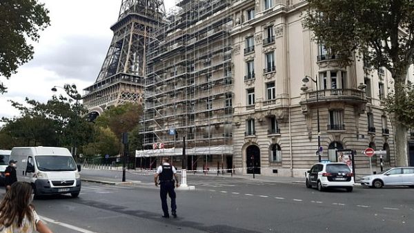 Police cordoned off the Parisian landmark. (Twitter)