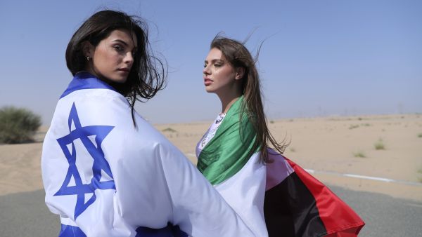 عارضة الأزياء "ماي تاغر" و "أناستازيا باندارينكا" 