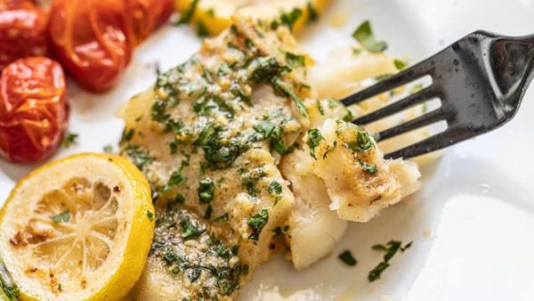 سمك القد المخبوز بالزبدة الثوم